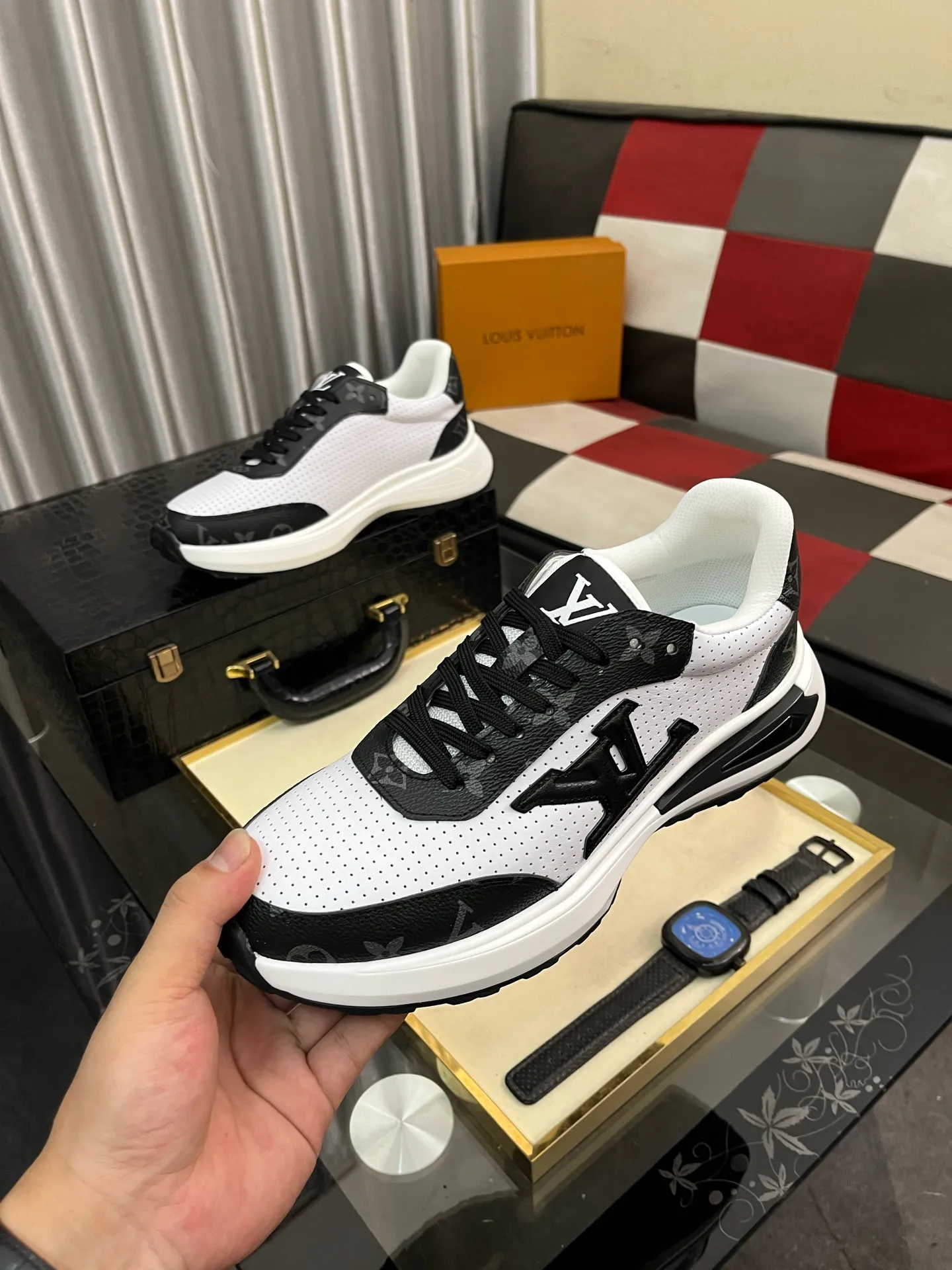 Men's shoes 💰458⌚️⌚️【LOUlS VUlTTON】Louis Vuitton ~ unique and casual style. LV counter purchasing 🏃casual shoes😍😍 Men's 2022 counters are on sale simultaneously, Italian imported brands select first-layer Italian cowhide. 🐑Sheepskin lining (refuses to discolor and rub feet) Sole: Original sole specially provided by the original factory 🎬Better in kind Size number: 38-443️⃣Colors available